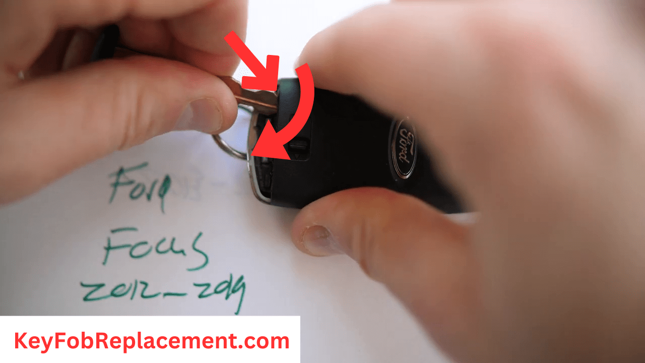 Ford Focus 2012 to 2019 Use screwdriver or valet key to pry open fob