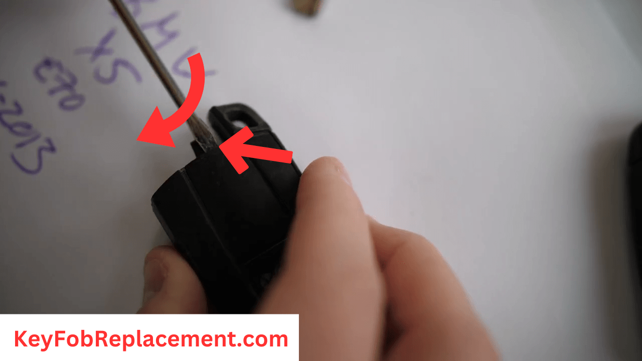E70 BMW X5 Fob Uncover battery with screwdriver
