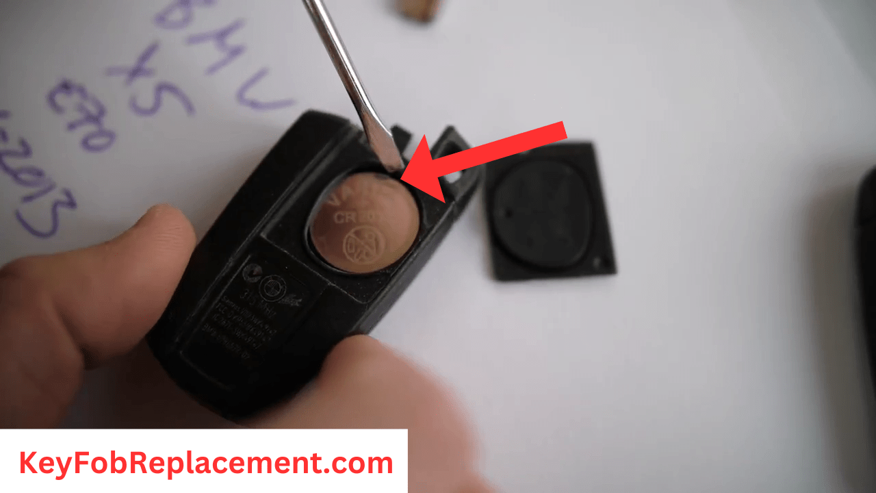 E70 BMW X5 Fob Use screwdriver to remove battery