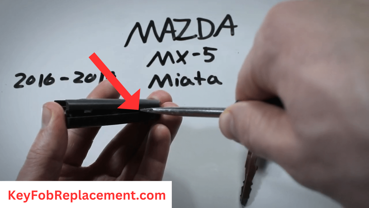 Mazda MX5 key Insert screwdriver, separate halves apart