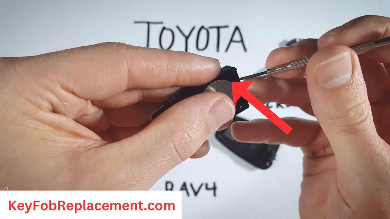 Toyota RAV4 key Use screwdriver to remove battery